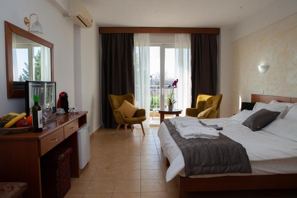 Двухместный (Улучшенный номер с кроватью размера «king-size») отеля City Gate Hotel Airport Thessaloniki, Салоники