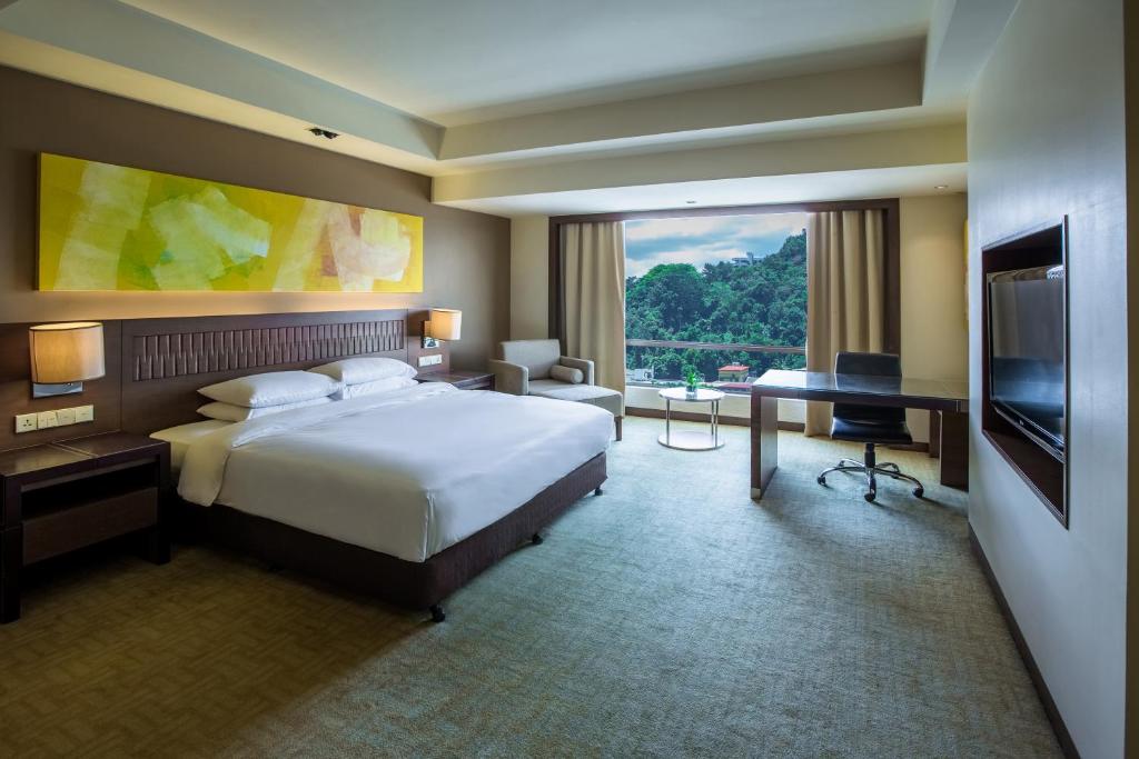 Двухместный (Номер с кроватью размера «king-size» и видом на город) отеля Hyatt Regency Kinabalu, Кота-Кинабалу