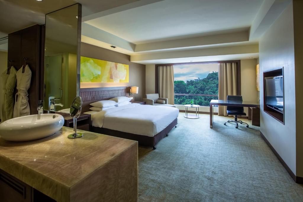 Двухместный (Номер с кроватью размера «king-size» и видом на город), Hyatt Regency Kinabalu