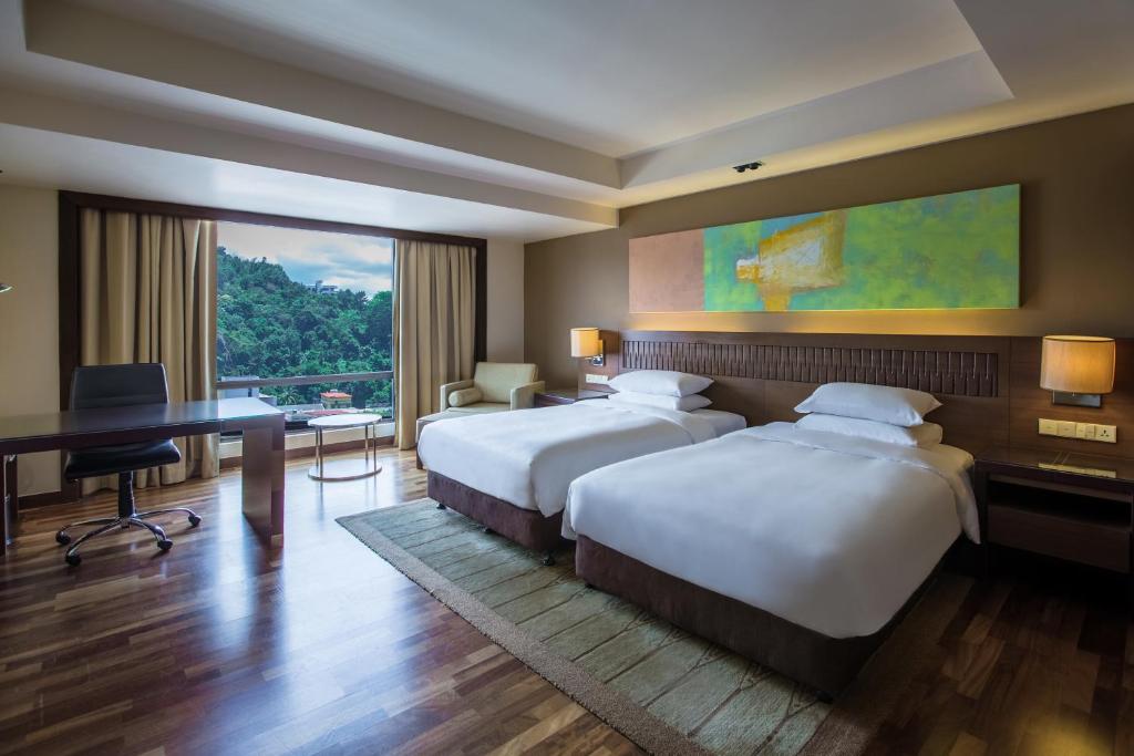 Двухместный (Клубный двухместный номер с 2 отдельными кроватями и видом на город) отеля Hyatt Regency Kinabalu, Кота-Кинабалу