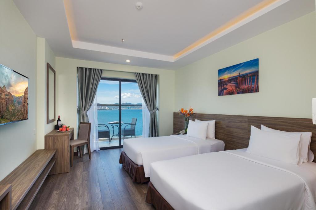 Двухместный (Двухместный номер «Премьер» с 1 кроватью или 2 отдельными кроватями, балконом и видом на море) отеля Xavia Hotel, Нячанг