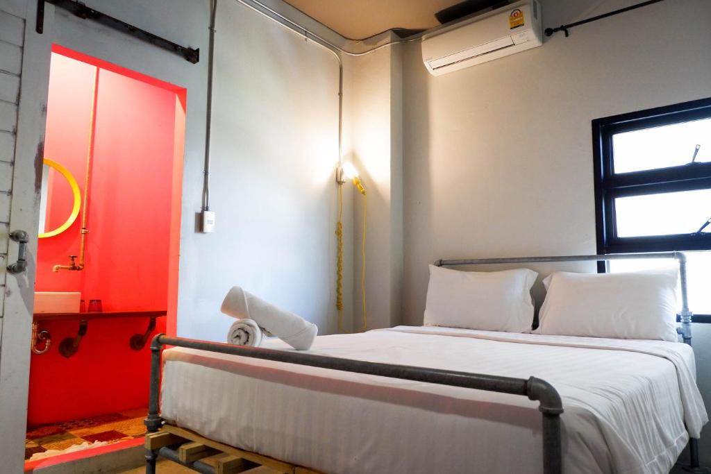 Двухместный (Двухместный номер с 1 кроватью и собственной ванной комнатой) хостела Bloo Hostel, Пхукет