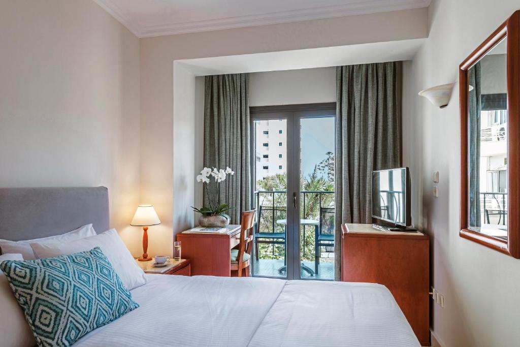 Двухместный (Двухместный номер с 2 отдельными кроватями, балконом и боковым видом на море) отеля Mitsis La Vita Hotel, Родос