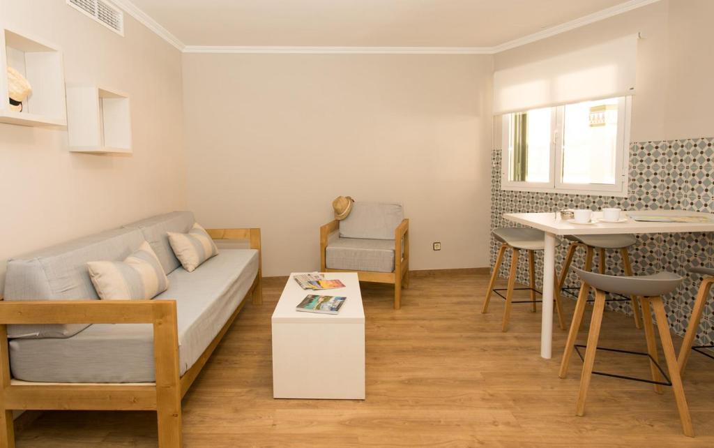Апартаменты (Апартаменты с 2 спальнями (2 взрослых и 3 детей)) апарт-отеля Hotel Cala Galdana & Apartamentos d'Aljandar, Кан-Пикафорт