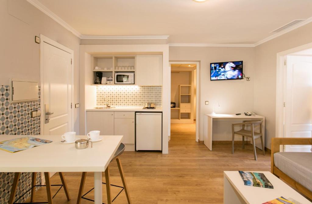 Апартаменты (Апартаменты с 2 спальнями (для 4 взрослых и 2 детей)) апарт-отеля Hotel Cala Galdana & Apartamentos d'Aljandar, Кан-Пикафорт