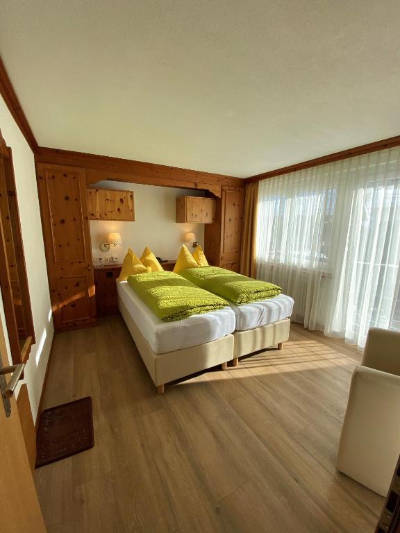 Двухместный (Небольшой двухместный номер эконом-класса с 2 отдельными кроватями) отеля Hotel Adonis, Церматт