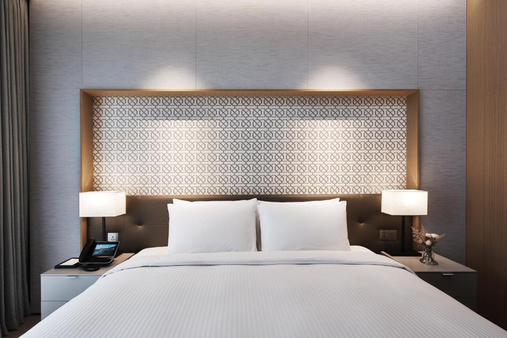 Двухместный (Улучшенный номер с кроватью размера «king-size») отеля Landing Jeju Shinhwa World Hotel, Согвипхо
