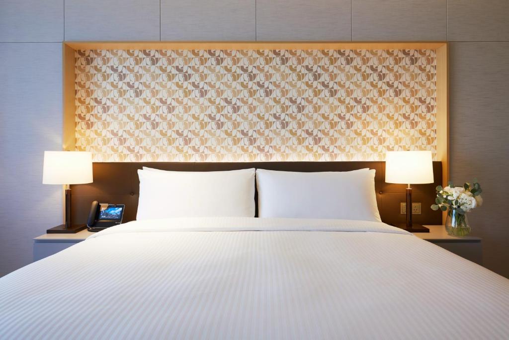 Двухместный (Номер Делюкс с кроватью размера «king-size» (кредит в казино на сумму 60 000 южнокорейских вон и специальный подарок ) - Только для иностранных граждан и новых членов) отеля Landing Jeju Shinhwa World Hotel, Согвипхо
