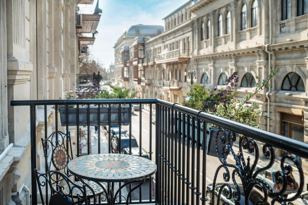 Двухместный (Двухместный номер Делюкс с 1 кроватью или 2 отдельными кроватями и балконом) отеля The Merchant Baku, Баку