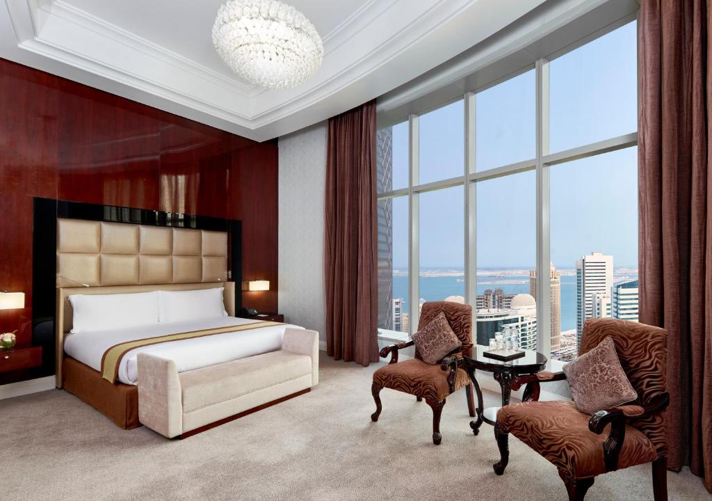 Сьюит (Three-Bedroom Suite with Three Double Beds) отеля Crowne Plaza Doha West Bay, Доха