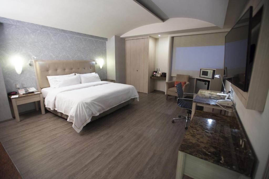 Двухместный (Улучшенный номер с кроватью размера «king-size») отеля Holiday Inn Express Mexico- Toreo, Мехико