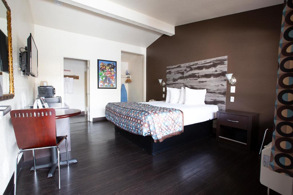 Двухместный (Стандартный номер с кроватью размера «king-size») мотеля Anaheim Discovery Inn and Suites, Анахайм