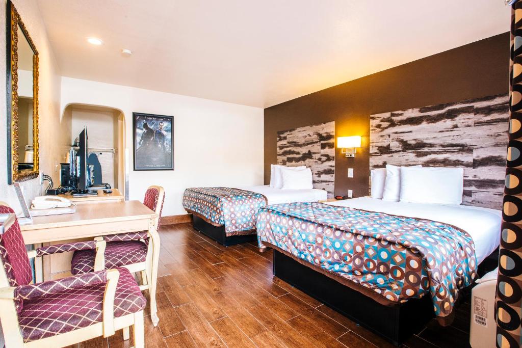 Четырехместный (Номер с 2 кроватями размера «queen-size» — Подходит для гостей с ограниченными физическими возможностями) мотеля Anaheim Discovery Inn and Suites, Анахайм