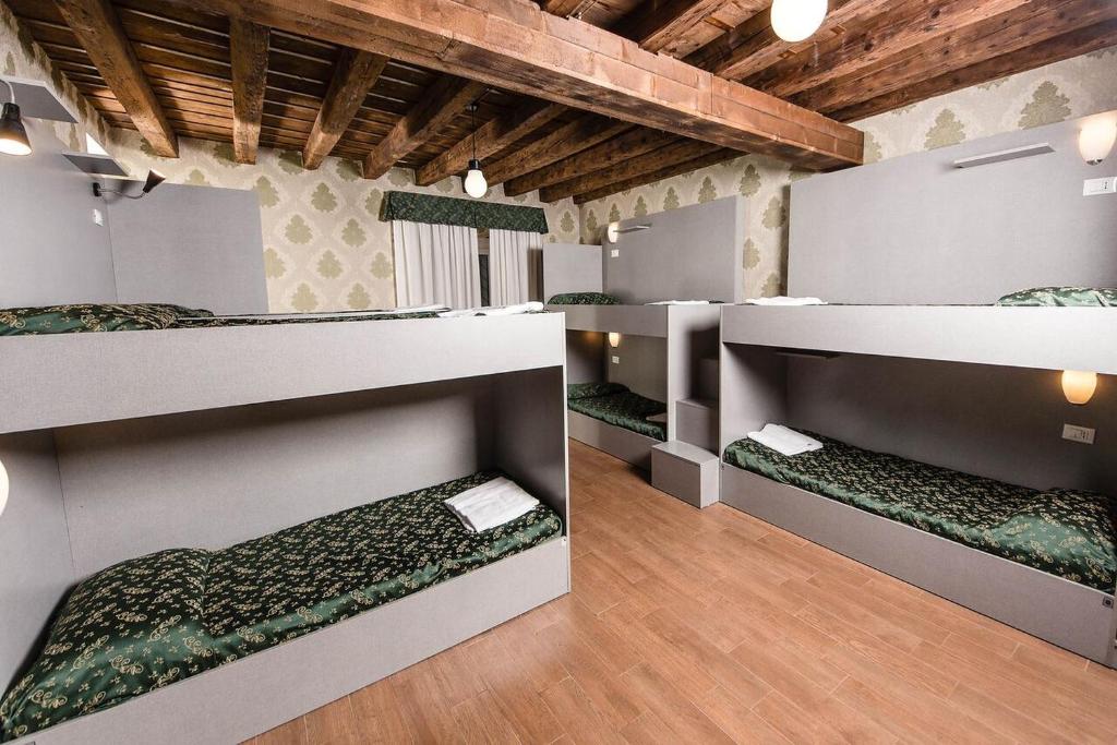 Номер (Кровать в общем 8-местном номере для мужчин и женщин) хостела Hostel Beautiful, Рим