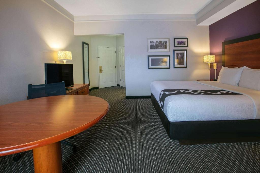 Трехместный (Номер с кроватью размера king-size – Подходит для гостей с ограниченными физическими возможностями) отеля La Quinta by Wyndham Dallas North Central, Даллас
