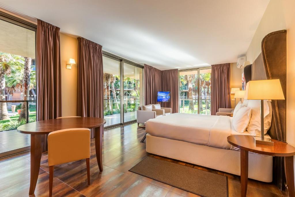 Сьюит (Полулюкс, вид на бассейн) отеля Salgados Palm Village Apartments & Suites - All Inclusive, Албуфейра