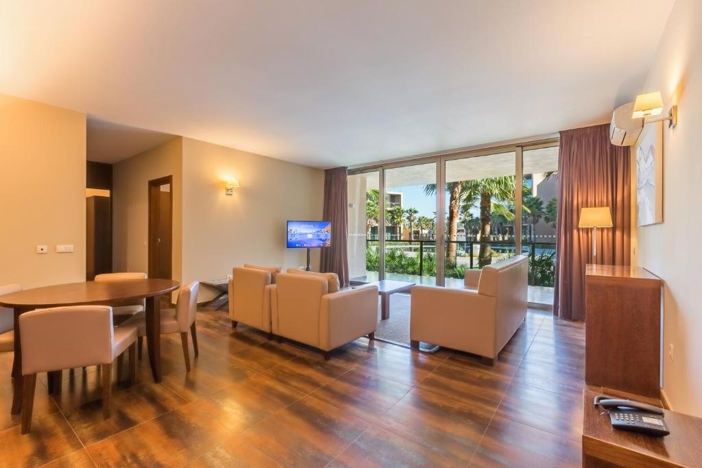 Сьюит (Суперлюкс с видом на бассейн) отеля Salgados Palm Village Apartments & Suites - All Inclusive, Албуфейра
