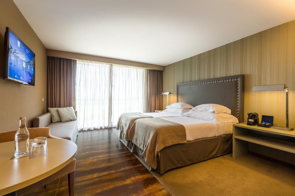 Двухместный (Двухместный номер с 2 отдельными кроватями и видом на бассейн) отеля Salgados Palace, Албуфейра