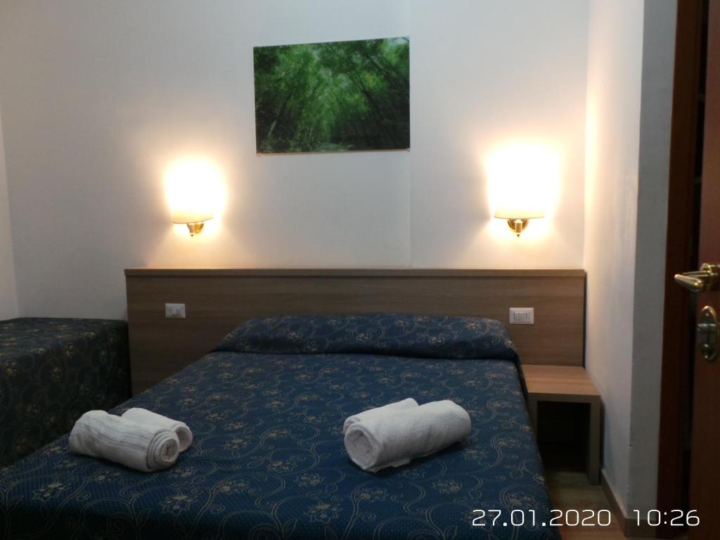 Трехместный (Трехместный номер с собственной ванной комнатой) отеля Marziah Inn, Рим