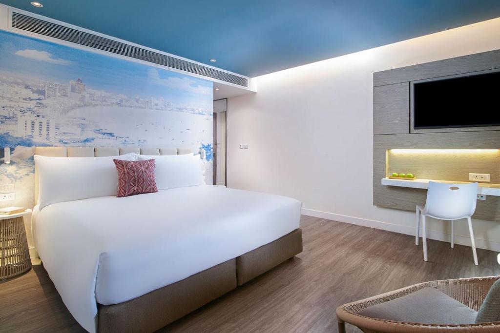 Двухместный (Улучшенный номер с кроватью размера «king-size») отеля OZO North Pattaya, Паттайя