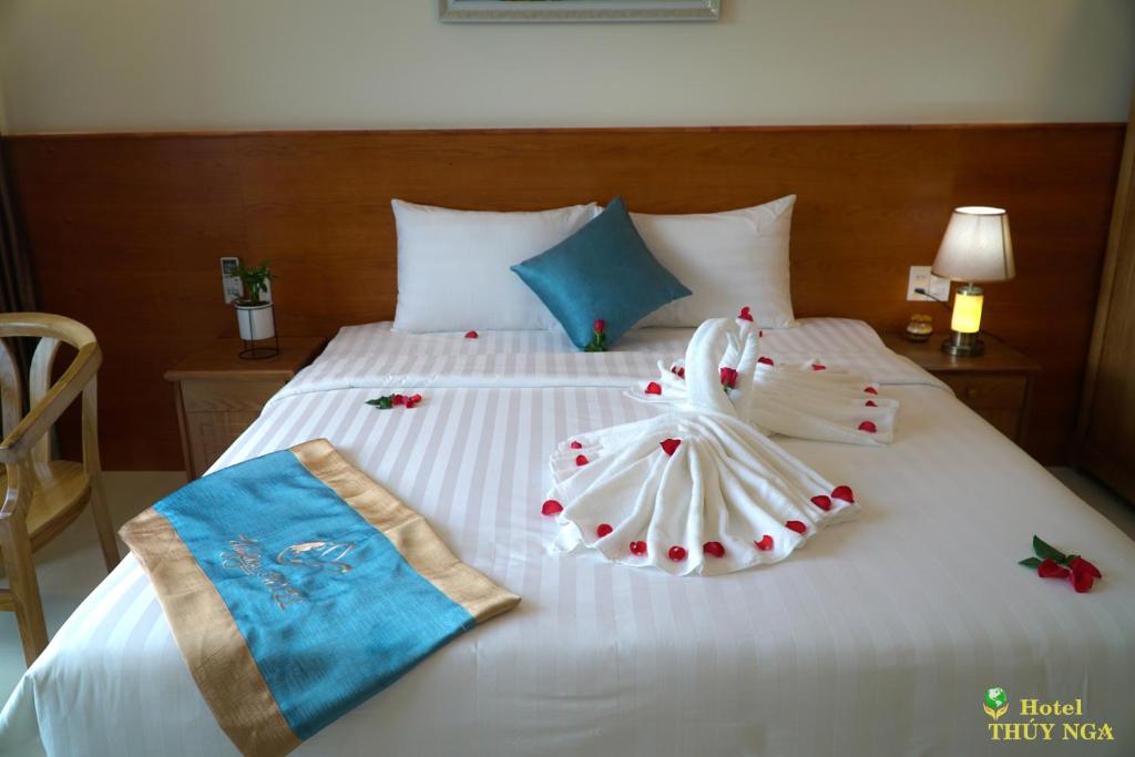 Двухместный (Улучшенный номер с кроватью размера «king-size») отеля Thúy Nga Hotel, Дуонг-Донг