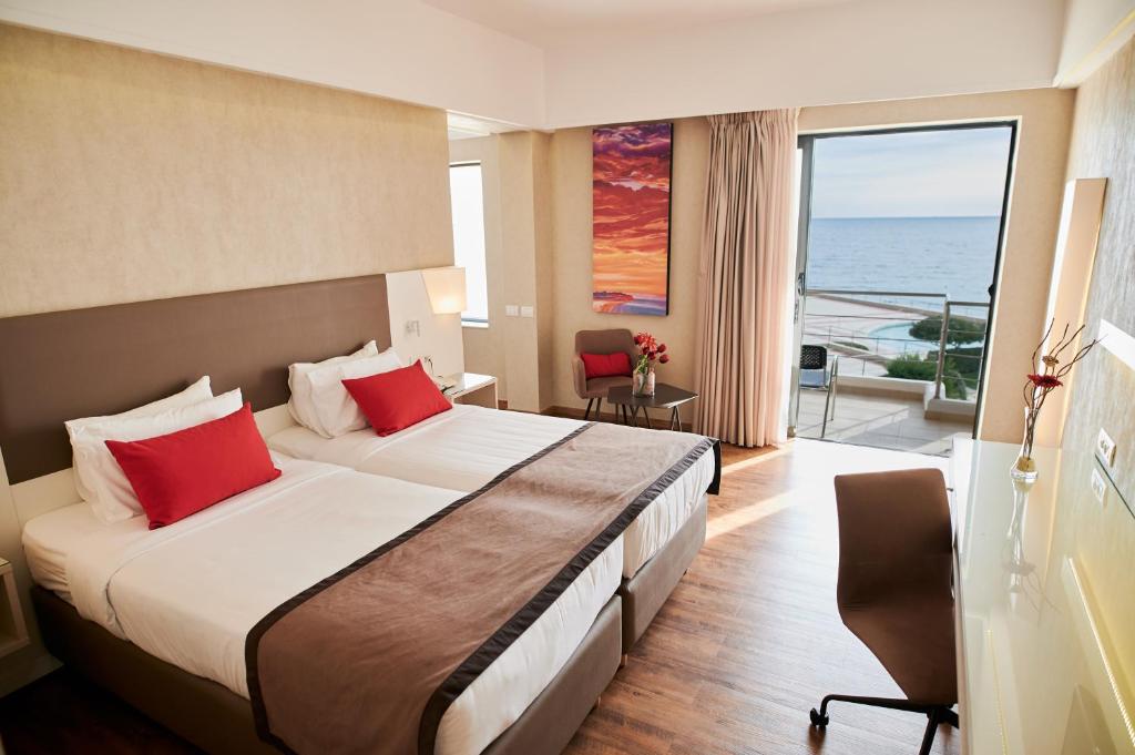 Двухместный (Улучшенный семейный номер с 2 отдельными кроватями, вид на море - Для некурящих) отеля Thraki Palace Thalasso Spa Hotel & Conference Cent, Александруполис