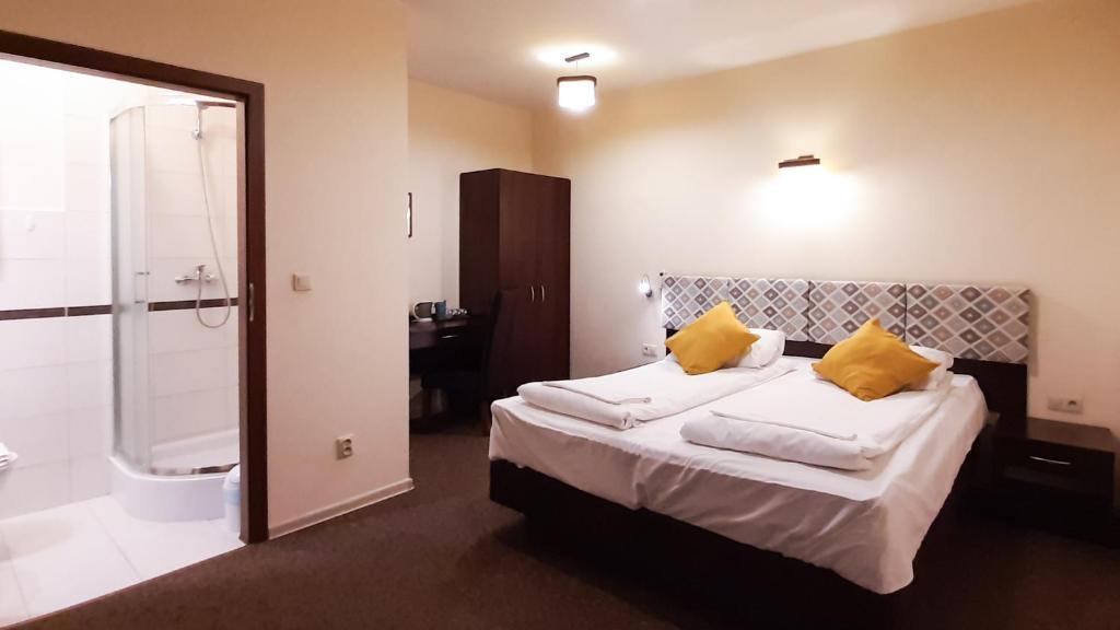 Двухместный (Двухместный номер с 1 кроватью и собственной ванной комнатой) хостела Hostel Orla, Люблин
