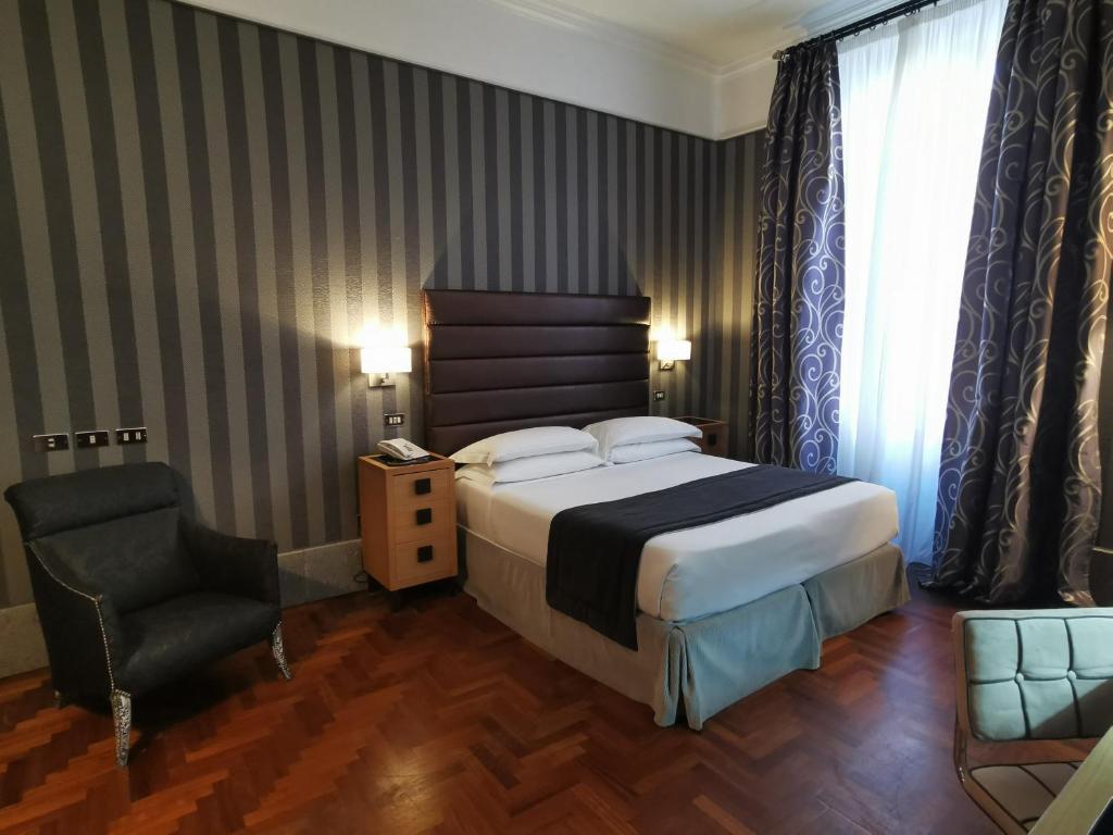 Четырехместный (Стандартный четырехместный номер) отеля Hotel Royal Court, Рим