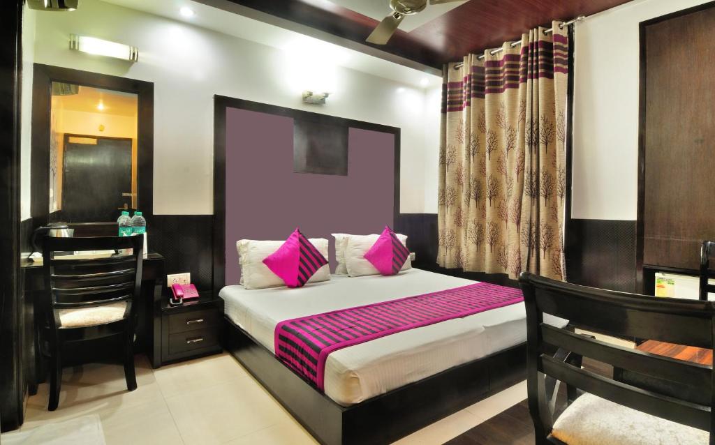 Двухместный (Двухместный номер Делюкс с 1 кроватью) отеля THE BONLON INN-NEAR BLK HOSPITAL, Нью-Дели