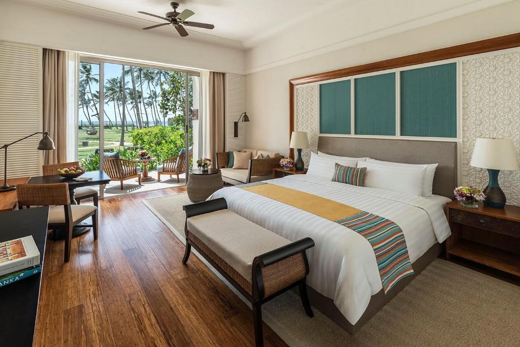 Двухместный (Номер Делюкс с кроватью размера «king-size») курортного отеля Shangri-La's Hambantota Golf Resort & Spa, Хамбантота