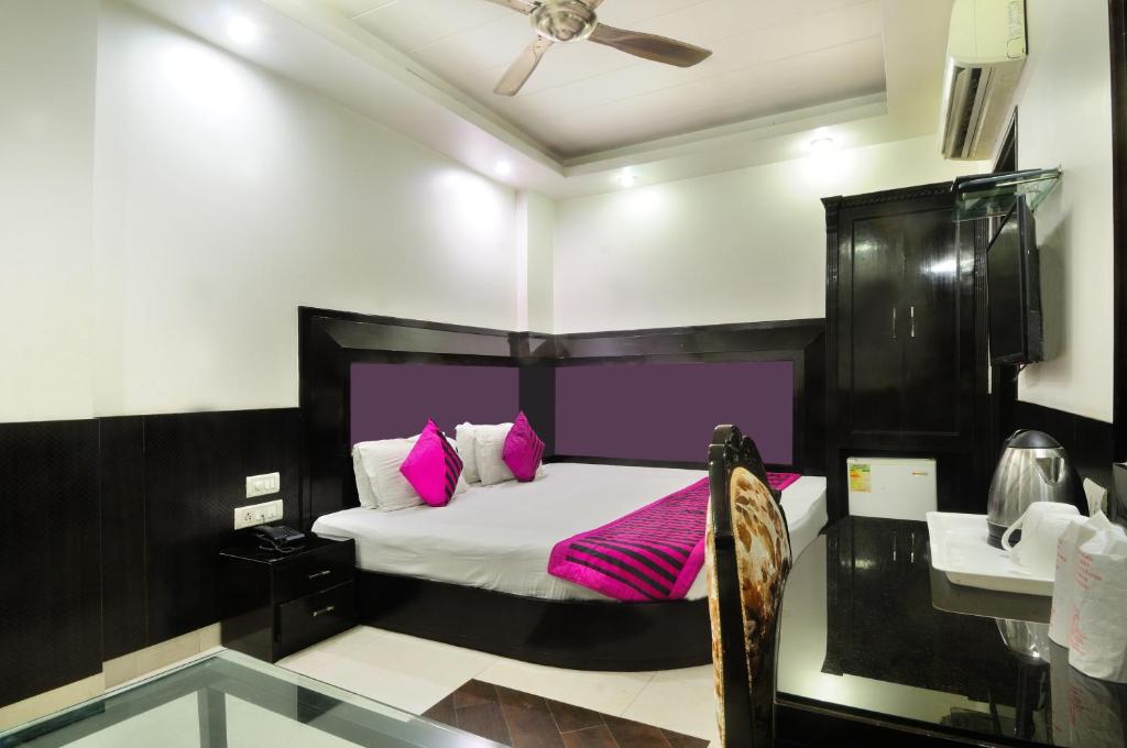 Двухместный (Номер с кроватью размера «king-size») отеля THE BONLON INN-NEAR BLK HOSPITAL, Нью-Дели