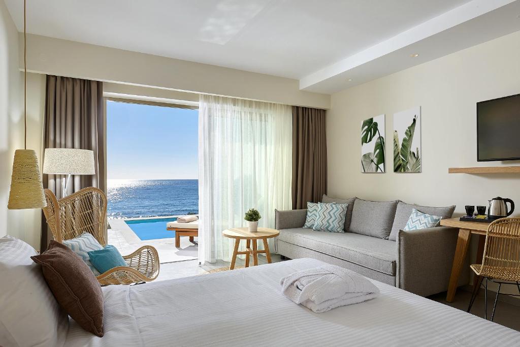 Двухместный (Улучшенный двухместный номер с 1 кроватью и собственным бассейном) отеля Enorme Santanna Beach, Иерапетра