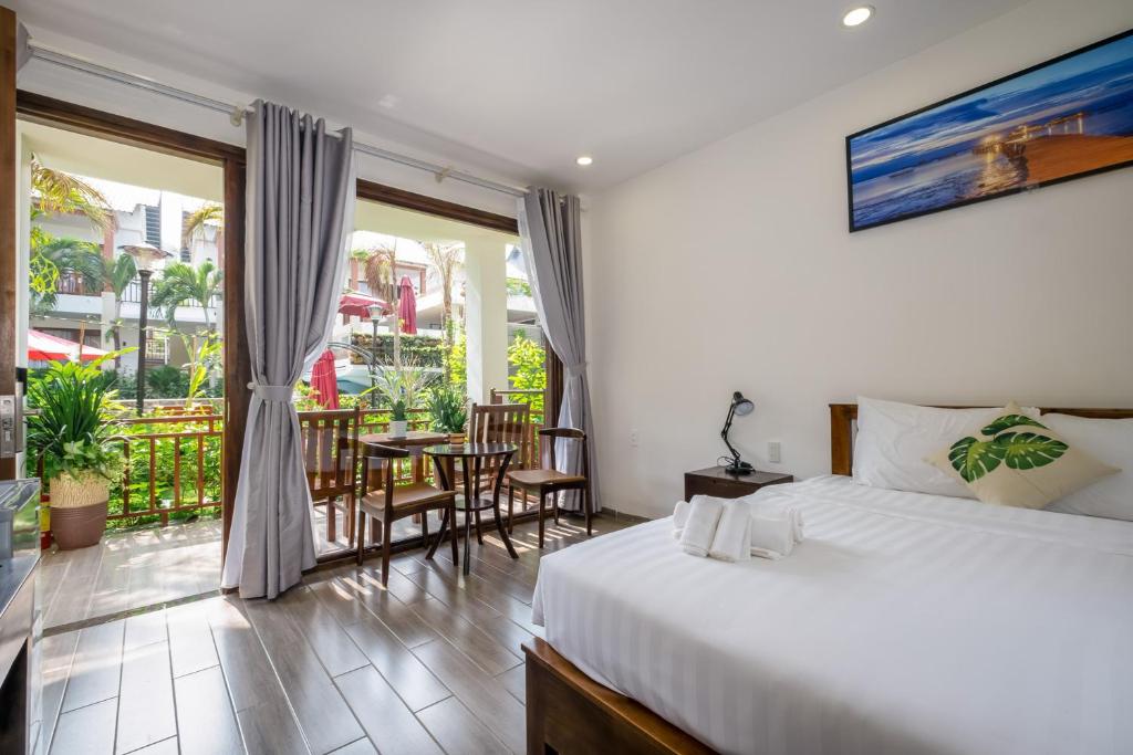 Двухместный (Двухместный номер с 1 кроватью и видом на бассейн) отеля Melica Resort, Дуонг-Донг