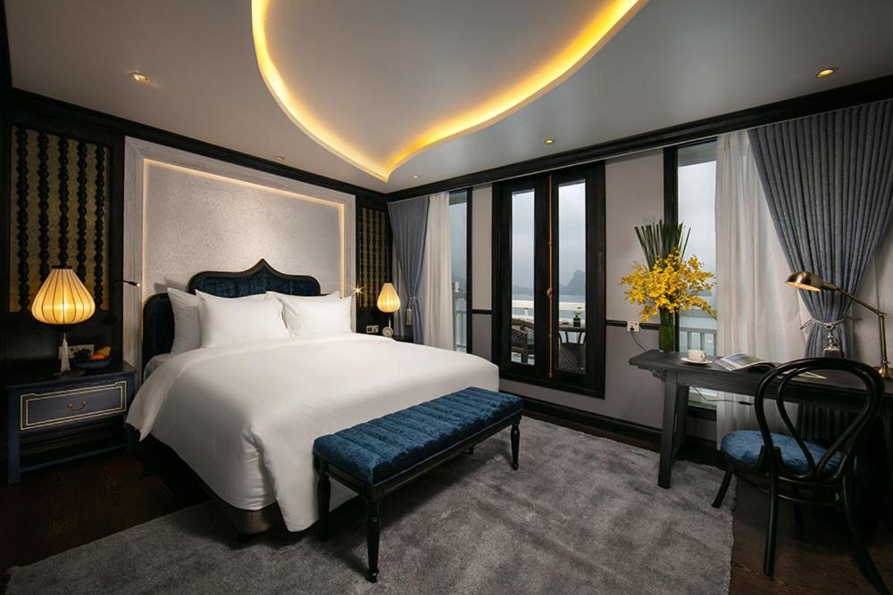 Двухместный (Двухместный номер Делюкс с 1 кроватью или 2 отдельными кроватями и балконом) отеля Galaxy Premium Cruises Halong Bay, Халонг