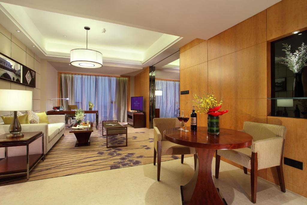 Сьюит (Улучшенный люкс) отеля Crowne Plaza Chengdu West, Чэнду