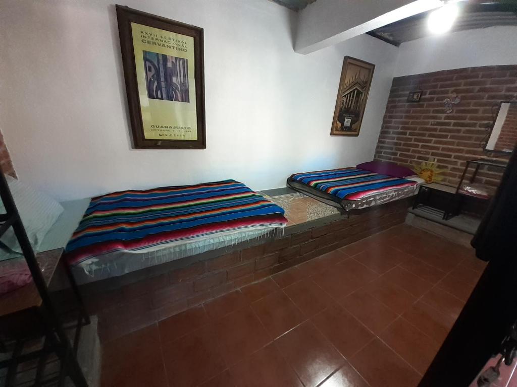 Двухместный (Бюджетный двухместный номер с 2 отдельными кроватями) хостела Hostal Casa de Dante, Гуанахуато