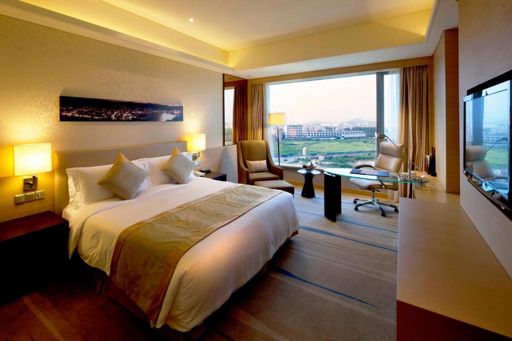 Двухместный (1 KING BED STANDARD BALCONY), Crowne Plaza Guangzhou Huadu