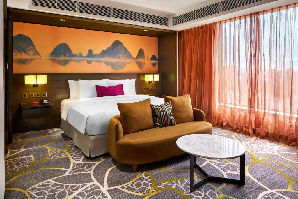 Двухместный (Клубный номер с кроватью размера «king-size» или двухместный номер с 2 отдельными кроватями) отеля Crowne Plaza Hong Kong Kowloon East, Гонконг (город)