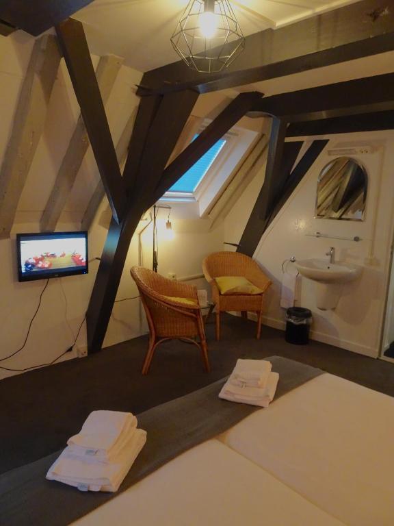 Двухместный (Двухместный номер эконом-класса с 2 отдельными кроватями и общей ванной комнатой) отеля Hotel de Tabaksplant, Амерсфорт