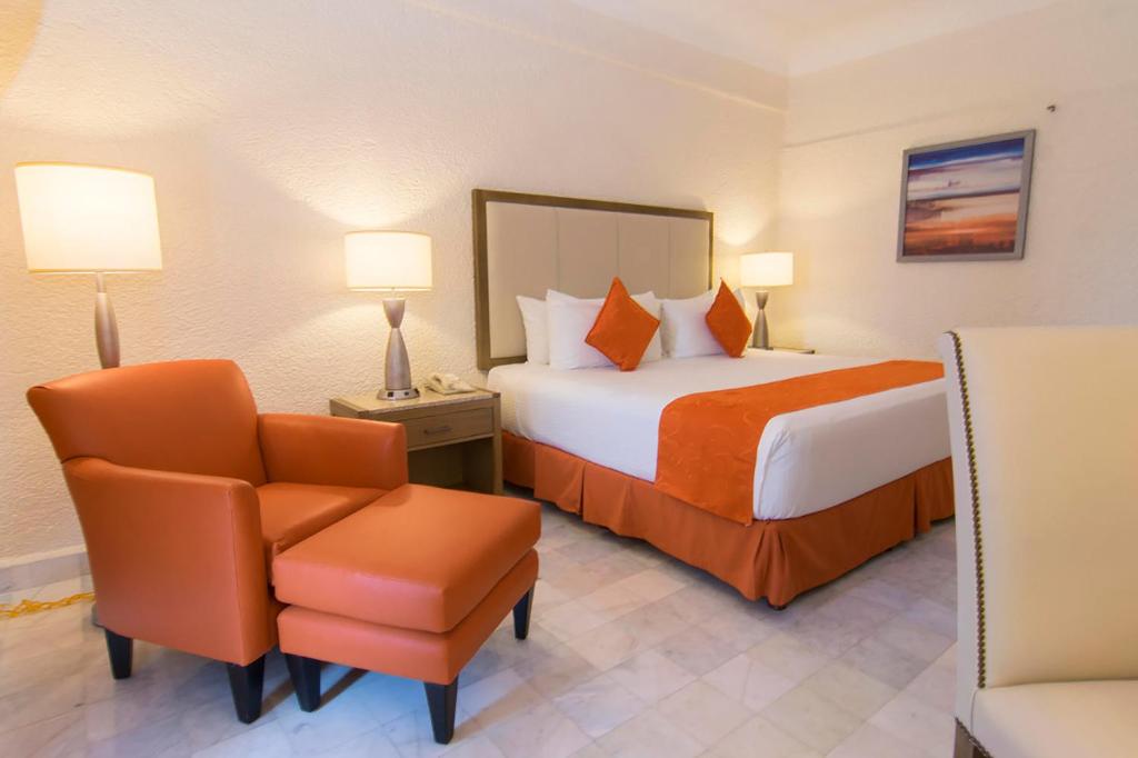 Двухместный (Standard Room with Mountain View ( 2 Adults, 1 Child)) курортного отеля Tesoro Manzanillo - Все включено, Мансанильо