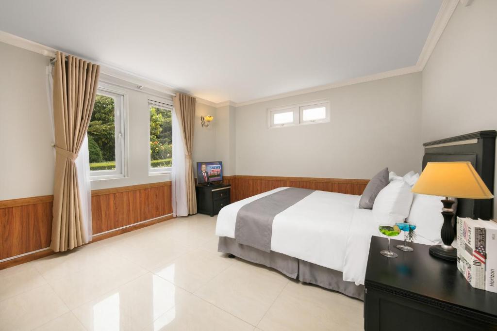 Двухместный (Улучшенный двухместный номер с 1 кроватью и видом на сад) курортного отеля SAM Tuyen Lam Resort, Далат