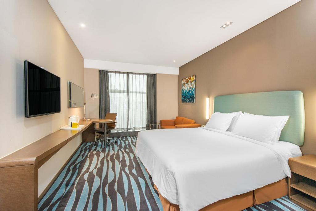 Двухместный (Улучшенный номер с кроватью размера «queen-size») отеля Holiday Inn Express Hangzhou Huanglong, Ханчжоу