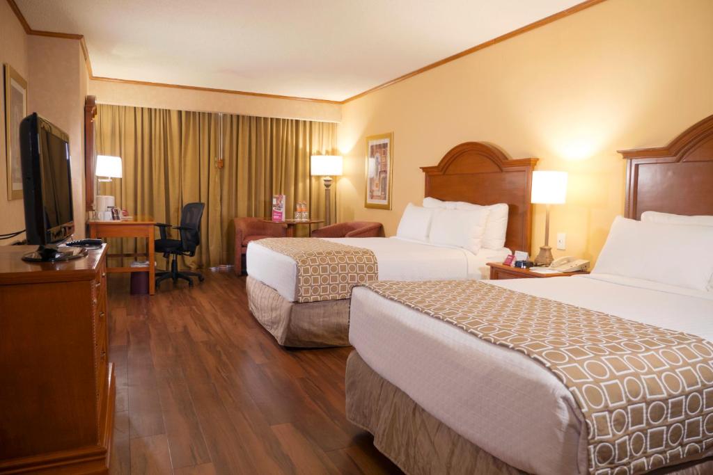 Двухместный (Улучшенный двухместный номер с 2 двуспальными кроватями — Для некурящих) отеля Crowne Plaza Hotel Monterrey, Монтеррей