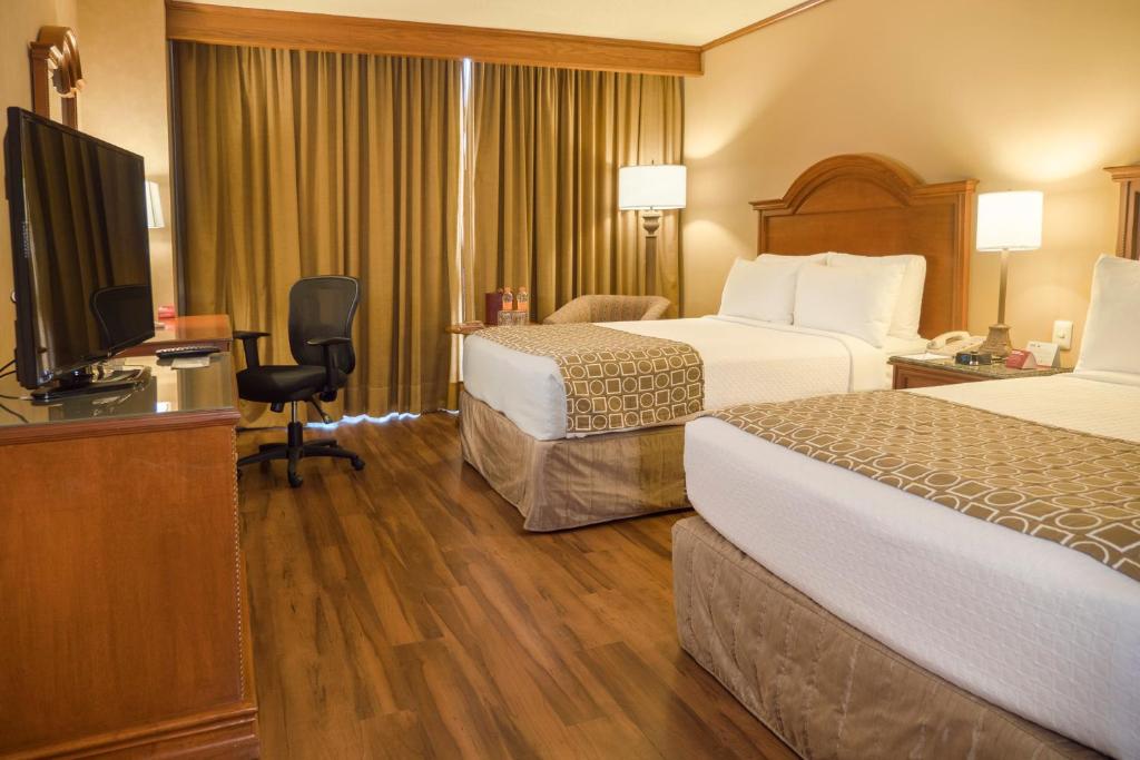 Двухместный (Представительский двухместный номер с 2 двуспальными кроватями — Для некурящих) отеля Crowne Plaza Hotel Monterrey, Монтеррей