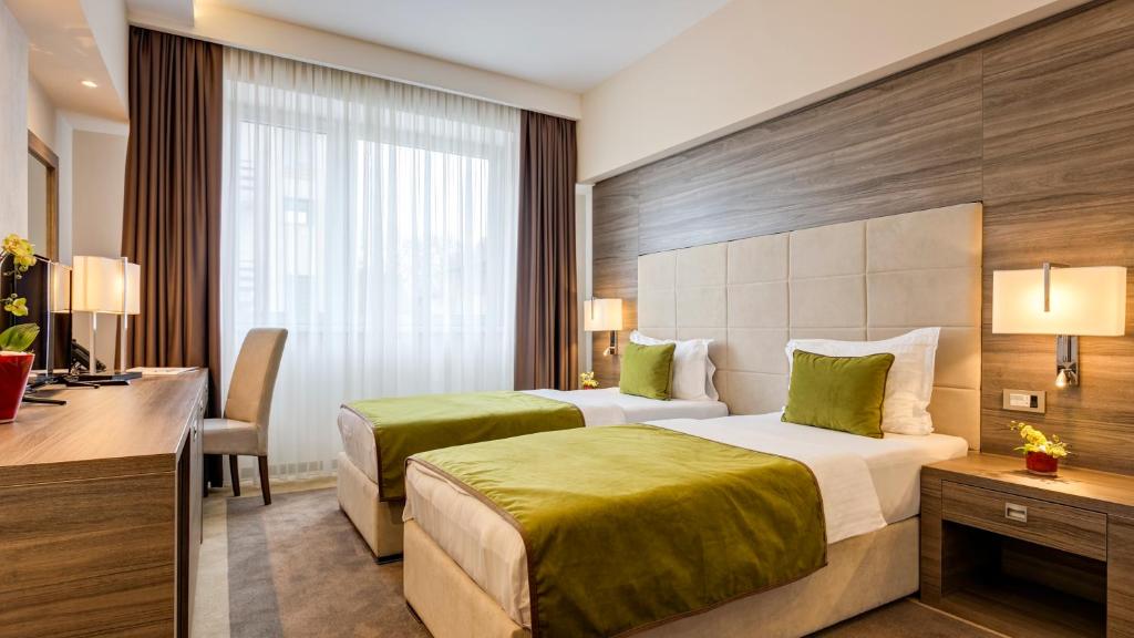 Двухместный (Двухместный номер Делюкс с 1 кроватью или 2 отдельными кроватями и балконом) отеля Hotel Tami Residence, Ниш