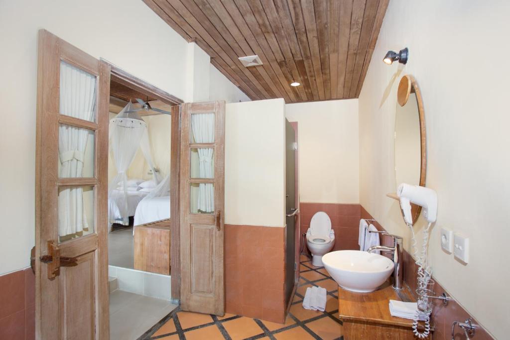 Двухместный (Двухместный номер с двуспальной кроватью и дополнительной кроватью) отеля Tegal Sari Accommodation, Убуд
