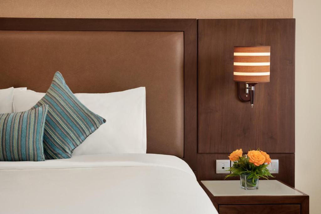 Двухместный (Номер с кроватью размера «king-size» - Для некурящих, скидка в размере 20% на еду и напитки) отеля Ramada Deira, Дубай