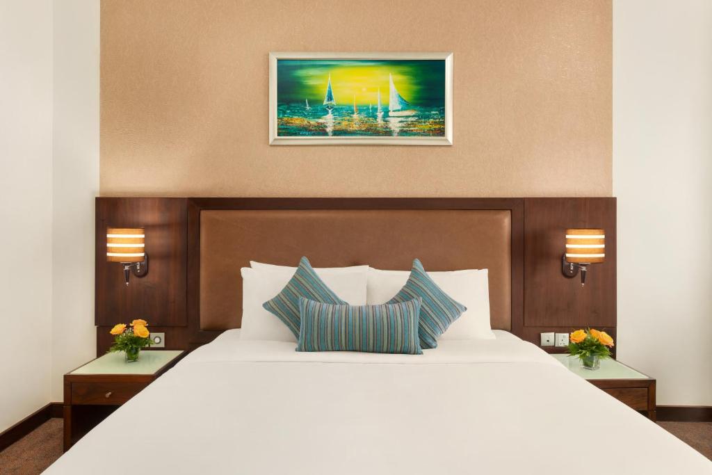 Двухместный (Улучшенный номер с кроватью размера «king-size» - Для некурящих, скидка в размере 20% на еду и напитки) отеля Ramada Deira, Дубай