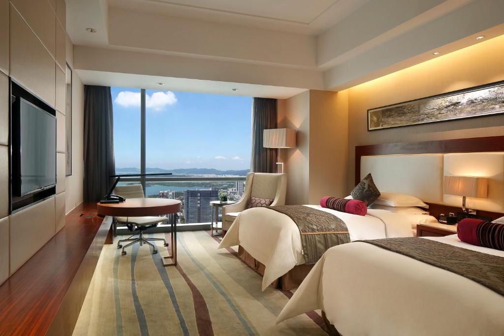 Трехместный (Standard Twin Room with Lihu Lake View) отеля Crowne Plaza Wuxi Taihu, Уси
