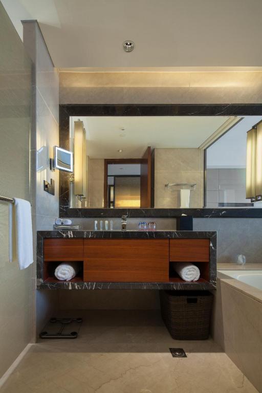 Двухместный (Улучшенный двухместный номер с 1 кроватью или 2 отдельными кроватями) отеля Crowne Plaza Wuxi Taihu, Уси